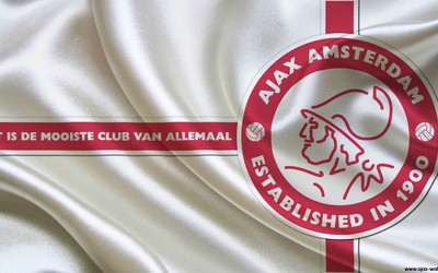 绿茵体育独家-巴雷拉进球后亲吻队徽