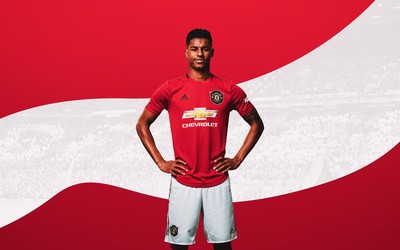 绿茵体育播报-莫利纳庆祝时跳起摇篮舞